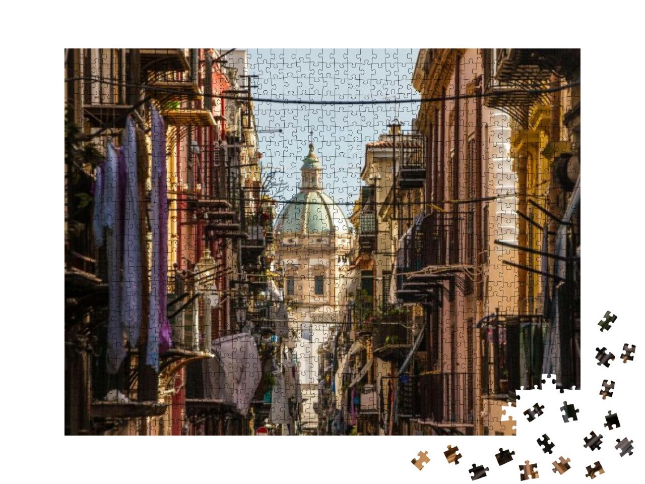 Puzzle 1000 Teile „Blick durch enge Gassen: Kirche von San Matteo im Herzen von Palermo, Italien“