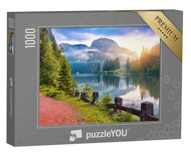 Puzzle 1000 Teile „Sommerblick auf den Bergsee Lacul Rosu, Karpaten, Rumänien“