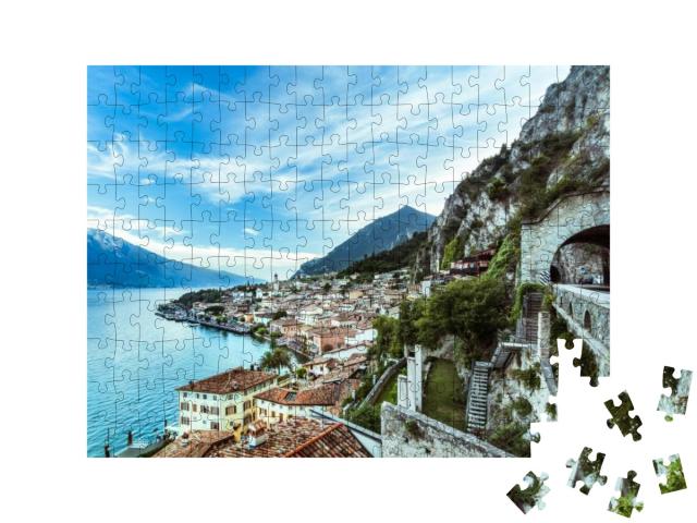 Puzzle 200 Teile „Wunderschönes Panorama von Limone sul Garda am Gardasee“