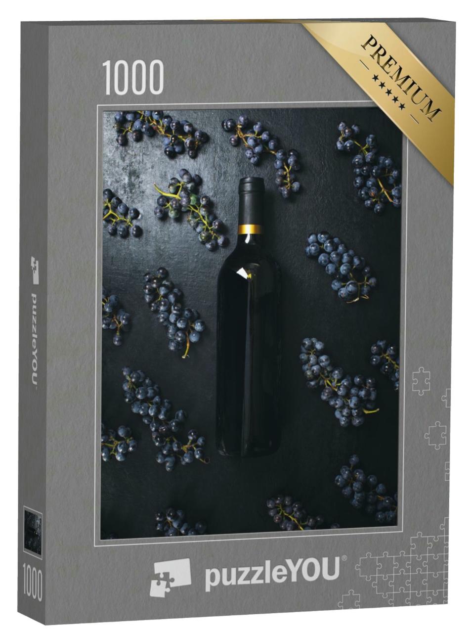 Puzzle 1000 Teile „Wein in einer Flasche liegt auf einem dunklen Hintergrund mit Trauben verziert“