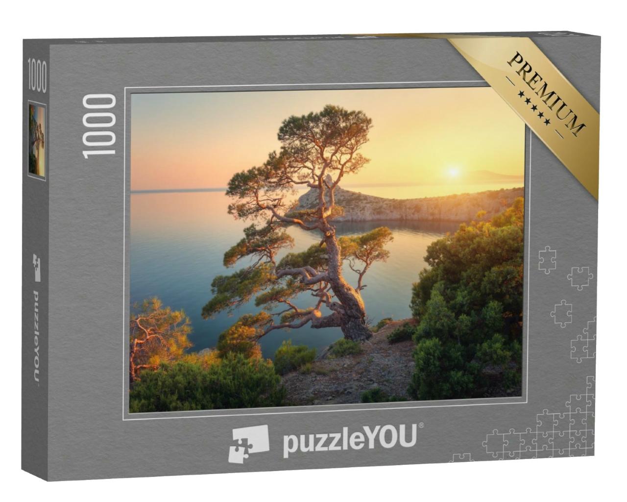 Puzzle 1000 Teile „Schöner Baum auf einem Berg am blauen Meer bei Sonnenuntergang“