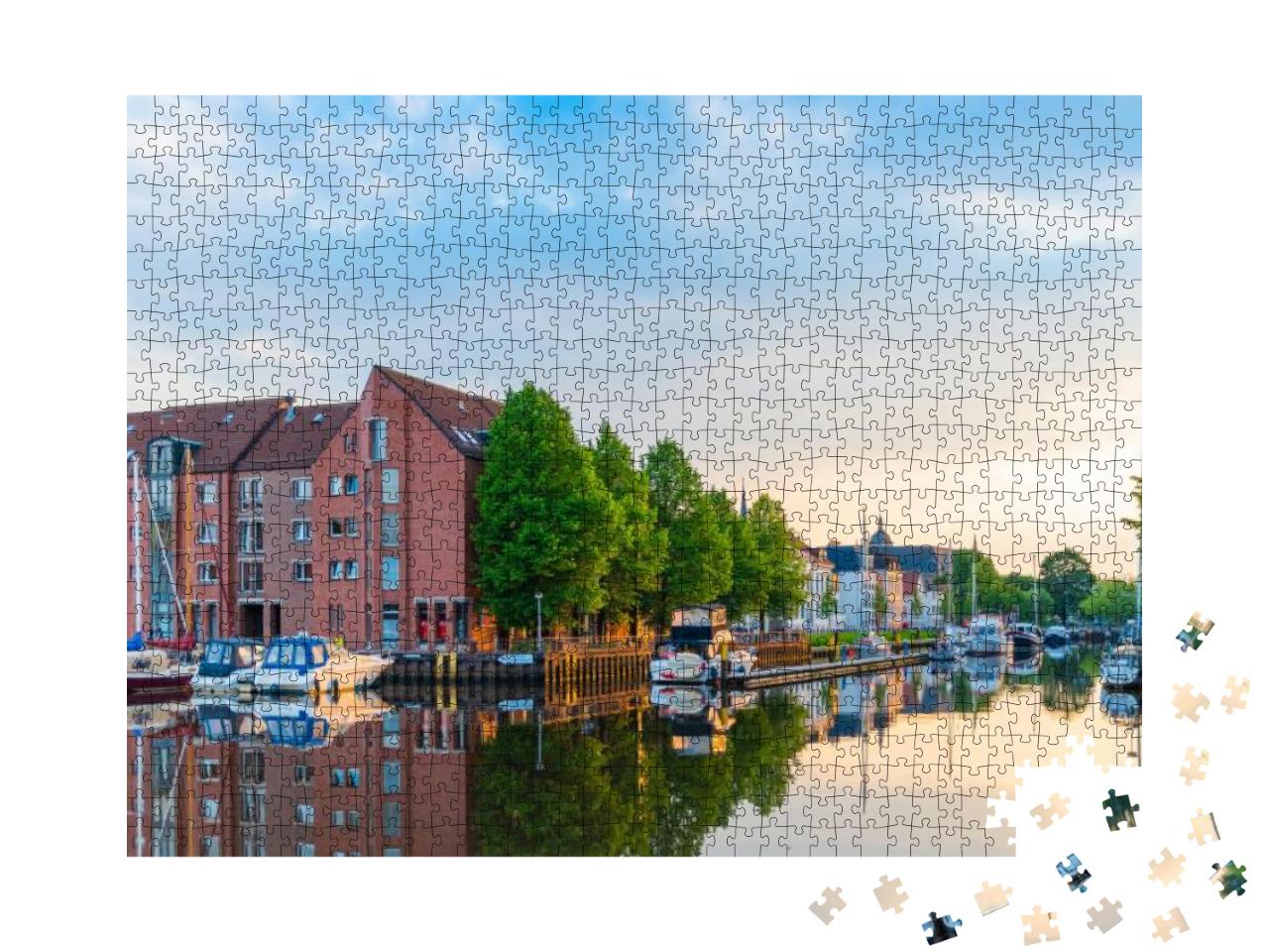 Puzzle 1000 Teile „Oldenburger Hafen: Boote ankern vor der Stadt, Deutschland“