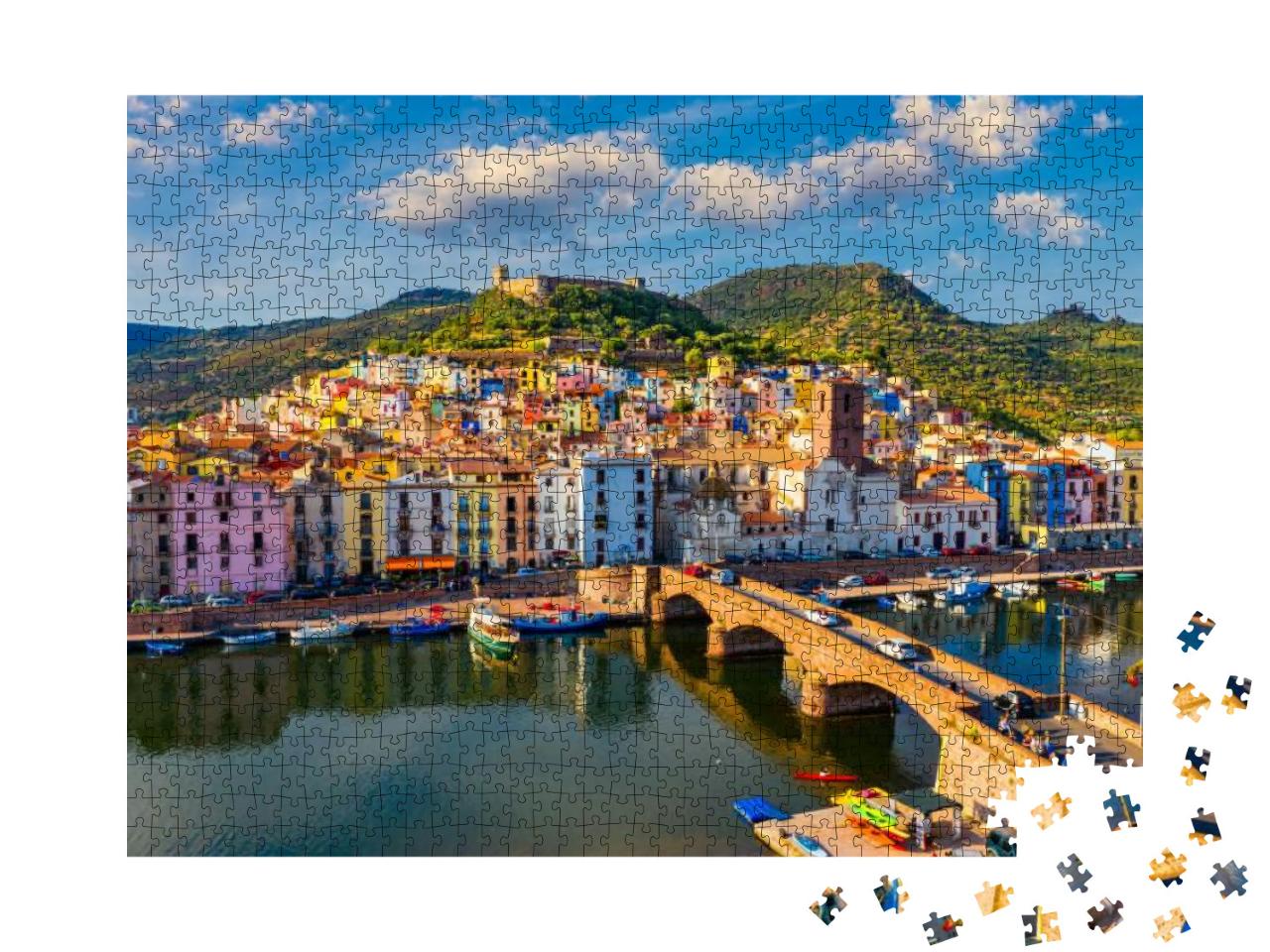 Puzzle 1000 Teile „Luftaufnahme des schönen Dorfes Bosa mit bunten Häusern, Sardinien“