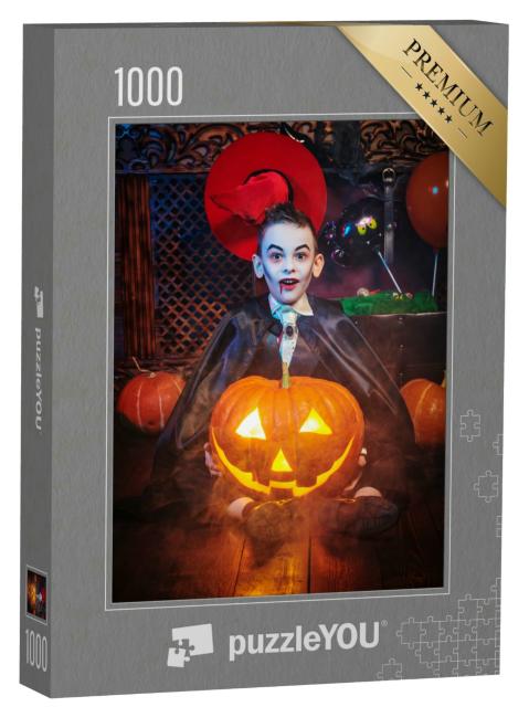 Puzzle 1000 Teile „Halloween-Feier: Junge in Vampir-Kostüm, großer leuchtender Kürbis“