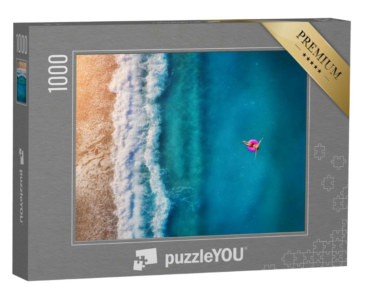 Puzzle 1000 Teile „Luftaufnahme einer jungen Frau auf einem rosa Schwimmring im Meer in Oludeniz“