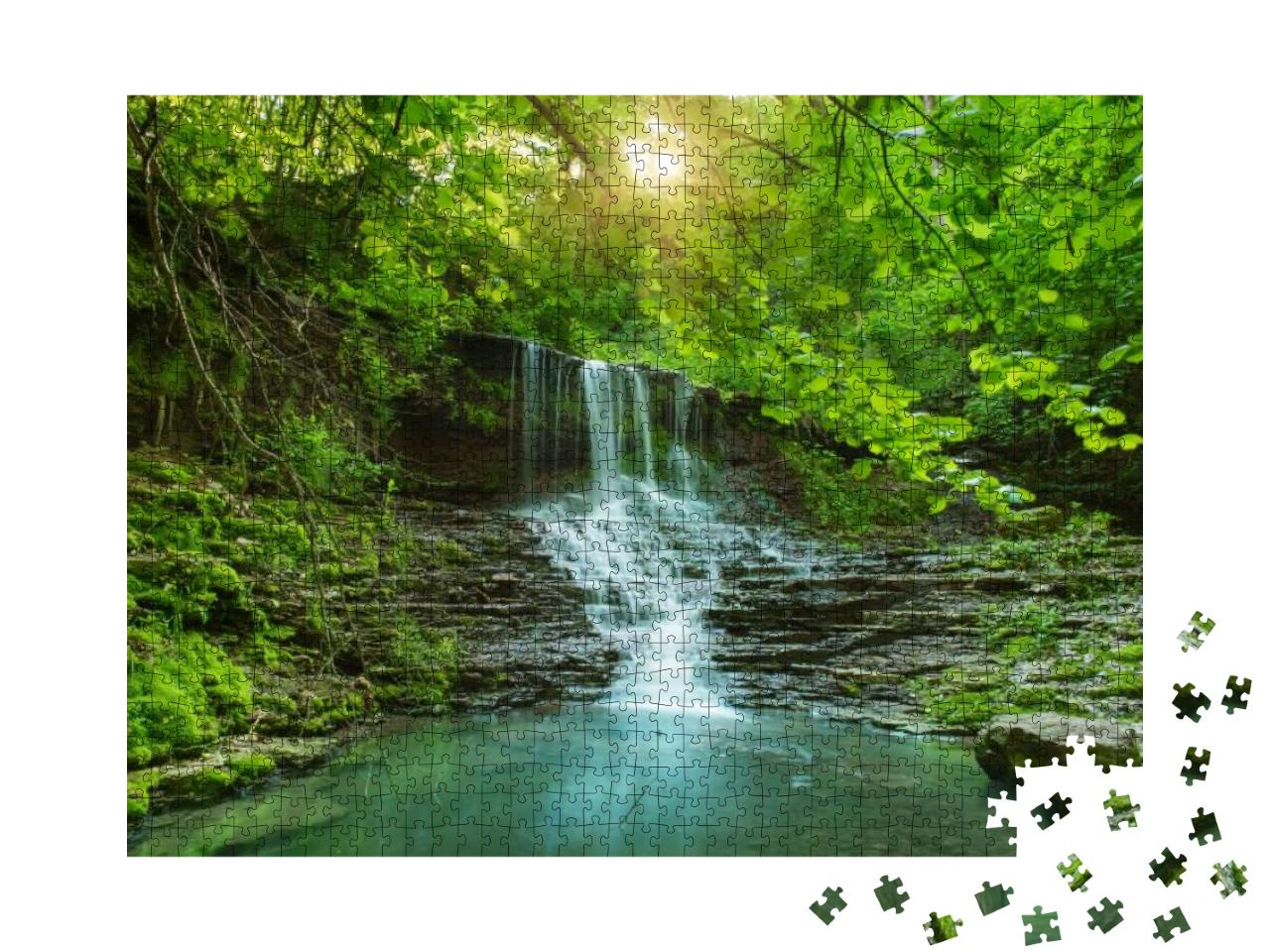 Puzzle 1000 Teile „Wasserfall mit schnell fließndem Wasser und Felsen, Regenwald, lange Belichtung“