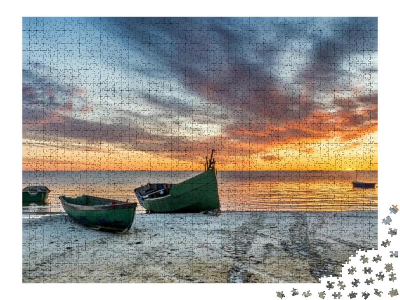Puzzle 2000 Teile „Verankertes Fischerboot am Sandstrand der Ostsee“
