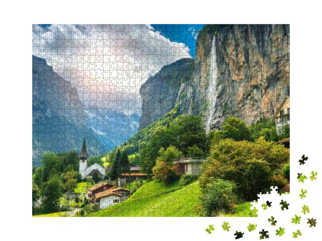 Puzzle 1000 Teile „Maerlisches Alpendorf mit dem Staubbach-Wasserfall, Lauterbrunnen, Schweiz“