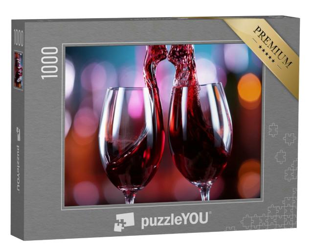 Puzzle 1000 Teile „Zwei Rotweingläser stoßen aneinander, verschwommener Hintergrund“