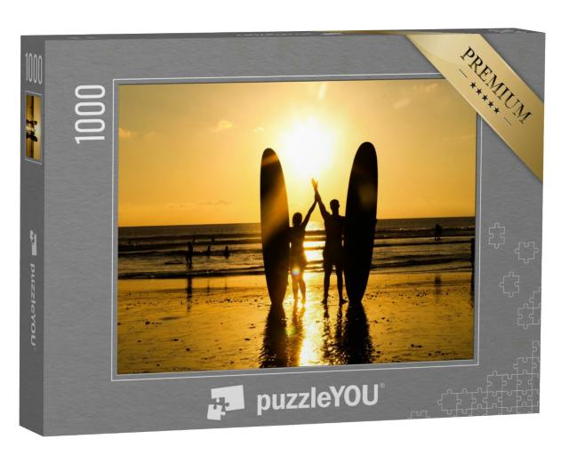 Puzzle 1000 Teile „Surferpaar im Sonnenuntergang am Strand“