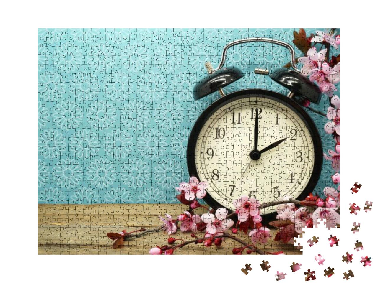 Puzzle 1000 Teile „Zeitumstellung im Frühjahr, Wecker auf Holz, blauer Hintergrund mit Blumen“