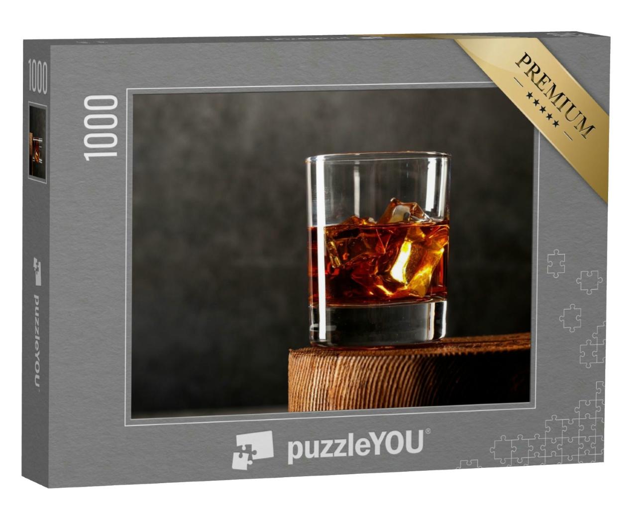 Puzzle 1000 Teile „Whiskey oder Brandy mit Eis in einem Glas auf einem rustikalen Untergrund“