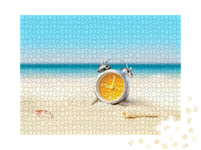 Puzzle 1000 Teile „Retro-Wecker auf Sand am Meer, gelbes Ziffernblatt, Muscheln“