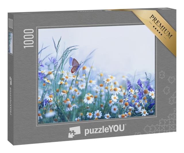 Puzzle 1000 Teile „Wildblumenwiese mit Schmetterling am nebligen Morgen“