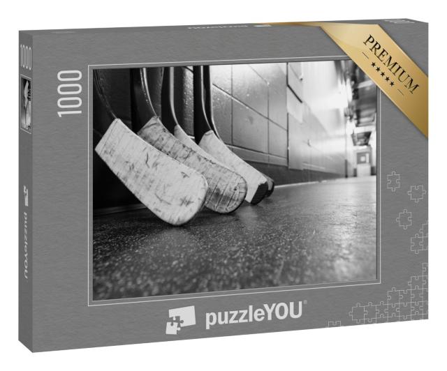 Puzzle 1000 Teile „Hockeyschläger auf einem schmutzigen Hallenboden“