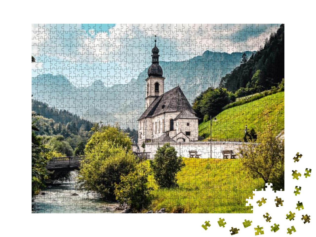 Puzzle 1000 Teile „Landschaft in den Alpen mit der Kirche St. Sebastian an einem Gebirgsfluss“