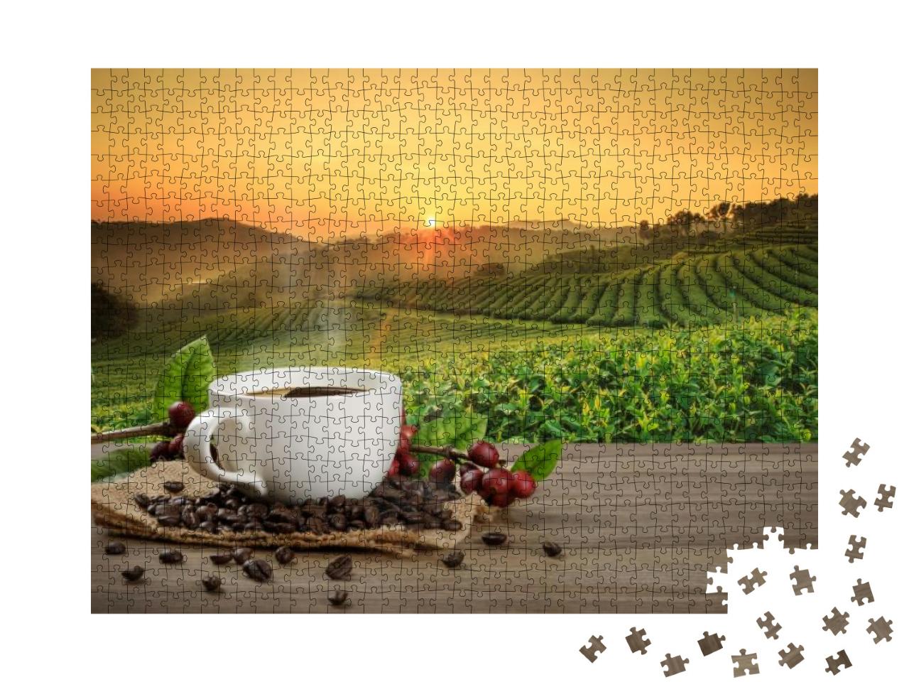 Puzzle 1000 Teile „Eine Tasse frisch gebrühter Kaffee, im Hintergrund die Kaffeeplantage“