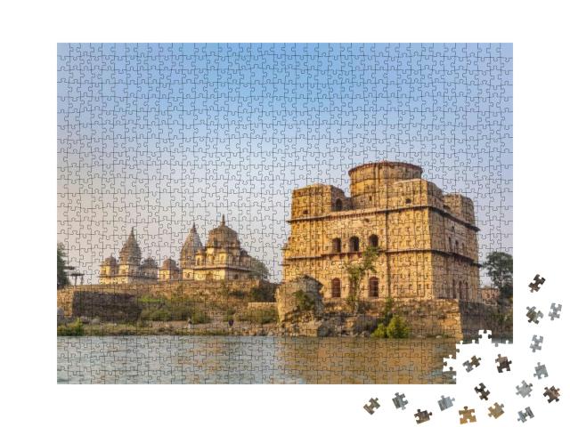 Puzzle 1000 Teile „Bundela-Kenotaphen am Kanchan Ghat in Orchha“