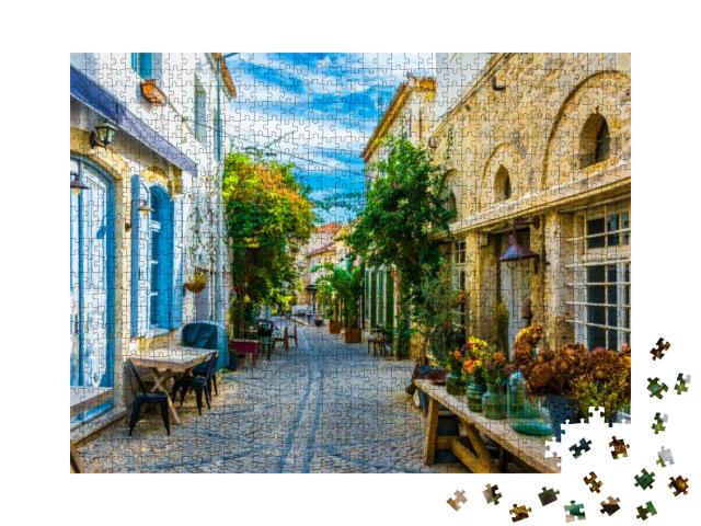 Puzzle 1000 Teile „Straßenansicht der Stadt Alacati, Türkei“