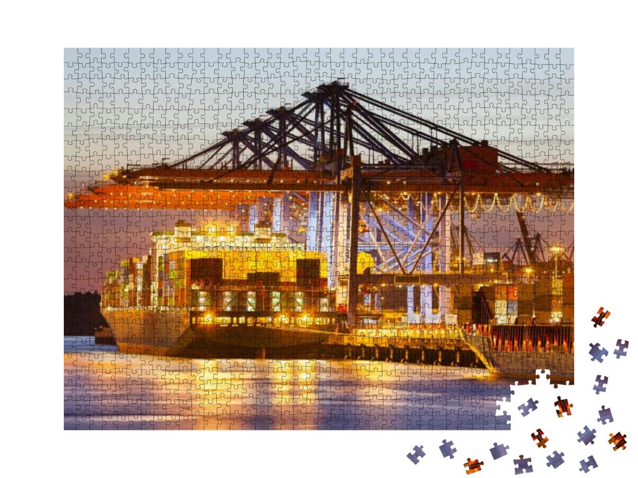 Puzzle 1000 Teile „Angedocktes Containerschiff im Hafen in der Abenddämmerung“