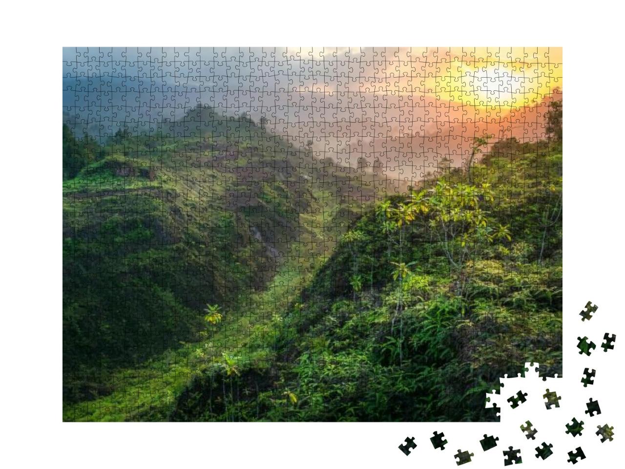 Puzzle 1000 Teile „Sonnenaufgang im Frühling über der bergigen Landschaft des Regenwaldes“