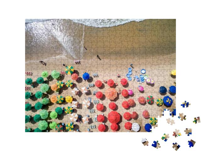 Puzzle 500 Teile „Luftaufnahme von einem Sandstrand mit vielen verschiedenen Sonnenschirmen“