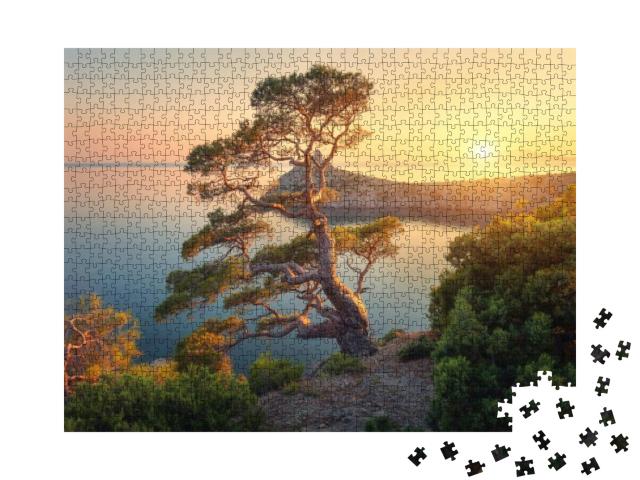 Puzzle 1000 Teile „Schöner Baum auf einem Berg am blauen Meer bei Sonnenuntergang“