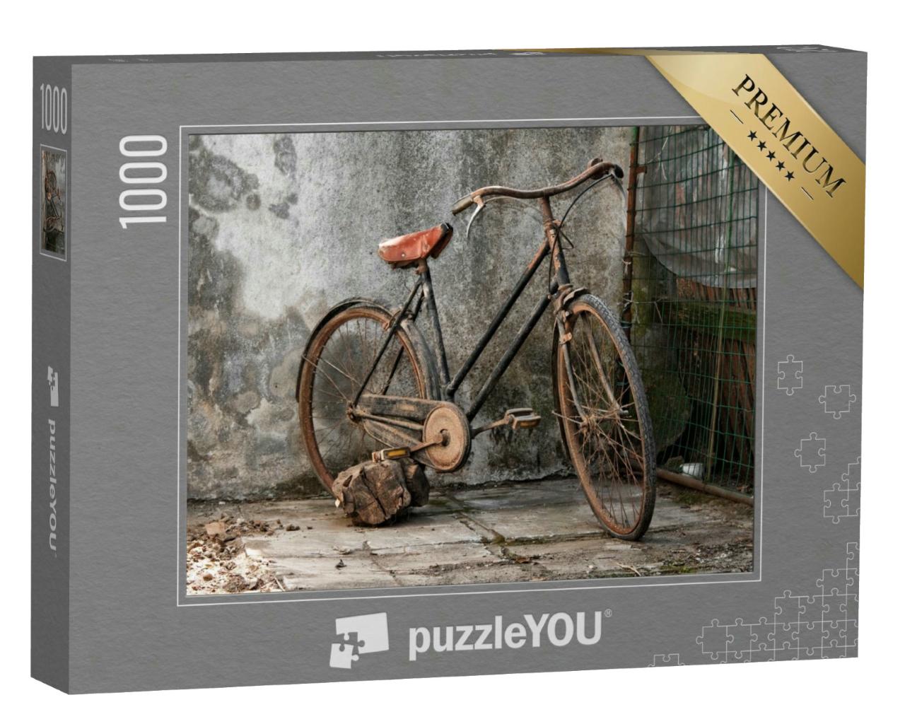 Puzzle 1000 Teile „Altes rostiges Fahrrad mit braunem Ledersattel vor einer Mauer“