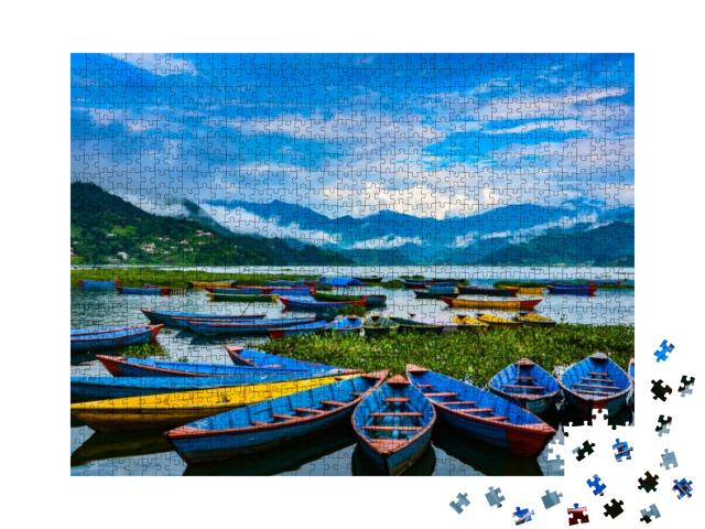 Puzzle 1000 Teile „Bunte Ruderboote am Phewa-See, Pokhara, Nepal“