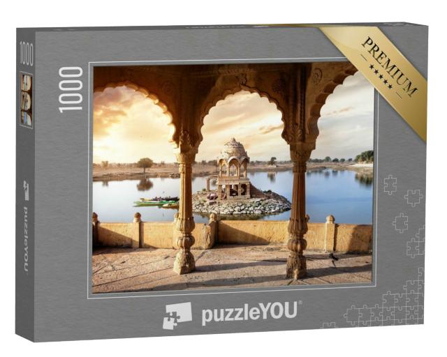 Puzzle 1000 Teile „Steinbögen und Tempel im Gadi Sagar See bei  in Jaisalmer, Rajasthan, Indien“