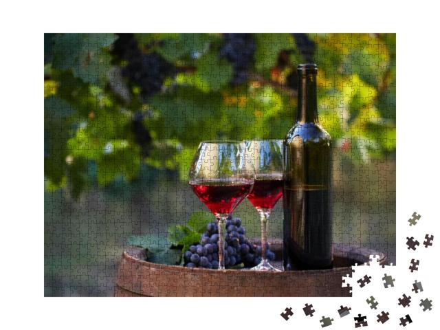 Puzzle 1000 Teile „Zwei Gläser Rotwein und Flasche im Weinberg, Weinblätter, Holzfass“