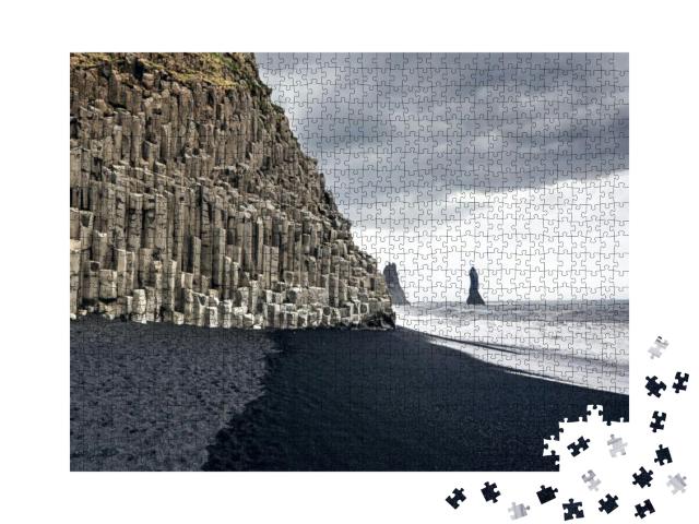 Puzzle 1000 Teile „Der schwarze Sandstrand von Reynisfjara und der Berg Reynisfjall, Island“