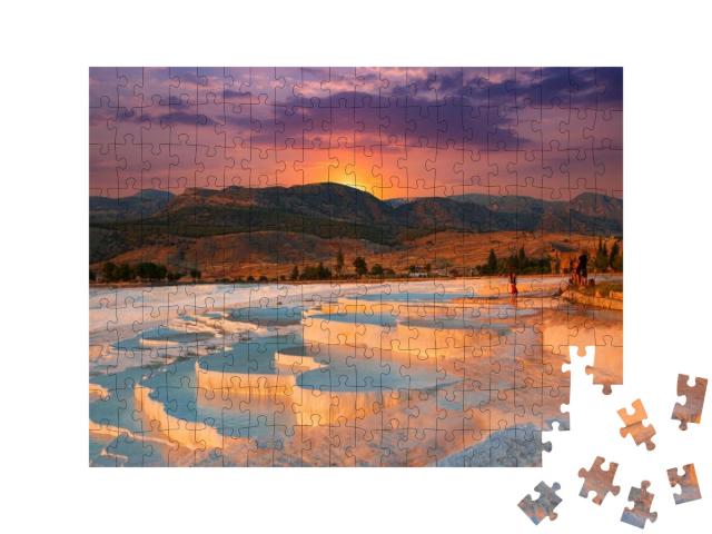 Puzzle 200 Teile „Wunderschöner Sonnenaufgang und natürliche Travertin-Pools und Terrassen in Pamukkale“
