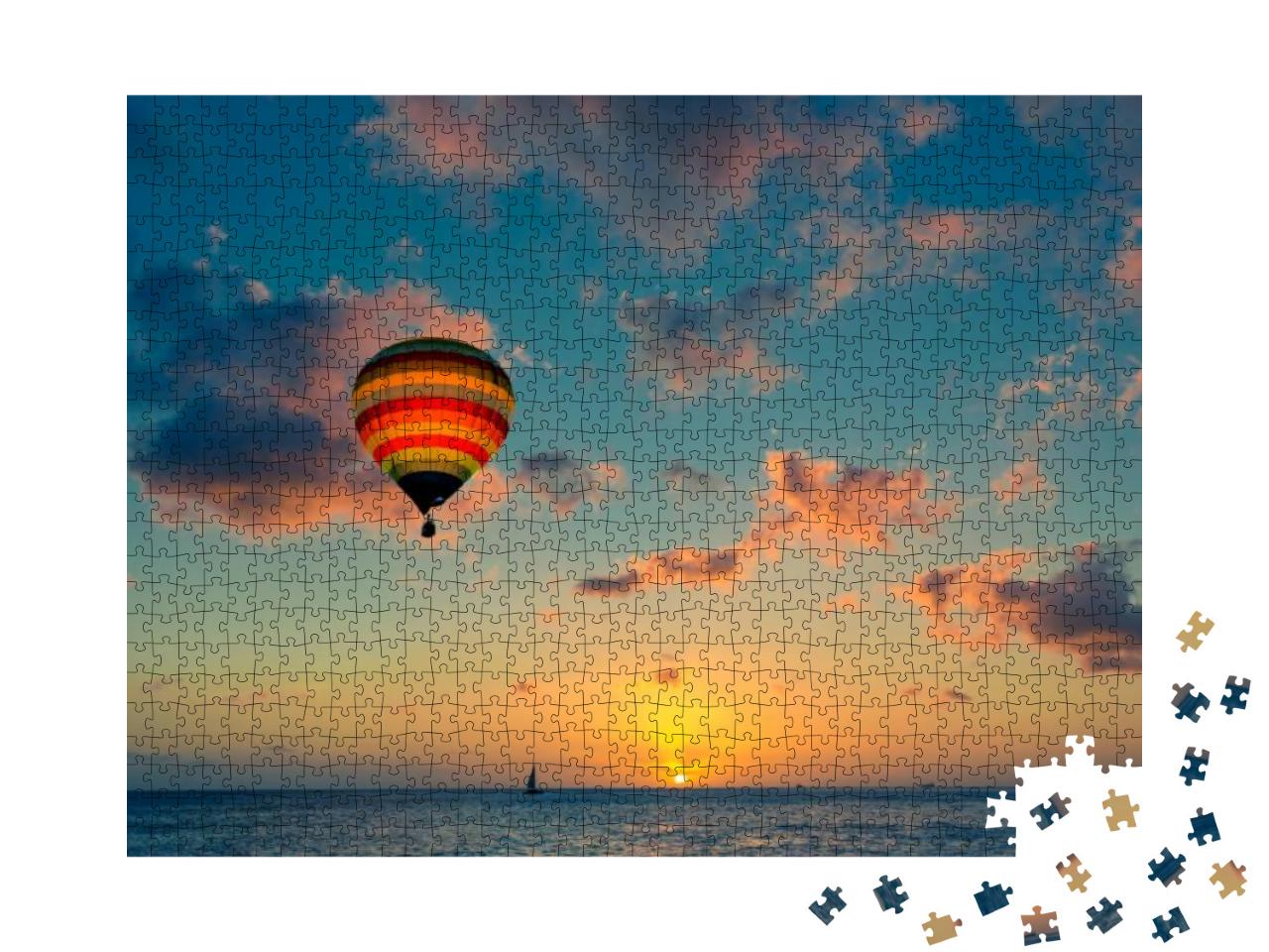 Puzzle 1000 Teile „Heißluftballon über dem Meer bei Sonnenuntergang“