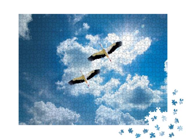 Puzzle 1000 Teile „Zwei Störche am sonnigen Himmel auf dem Weg in die Heimat“