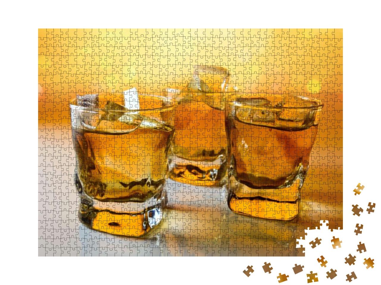 Puzzle 1000 Teile „Drei Gläser Whisky mit Eis, verschwommener Hintergrund“