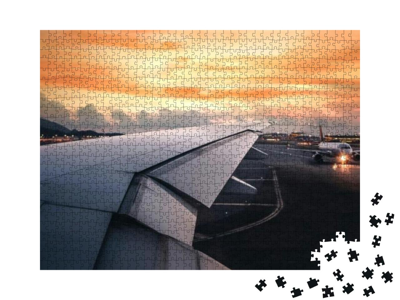 Puzzle 1000 Teile „Blick über den Flugzeugflügel: Sonnenuntergang am Flughafen“