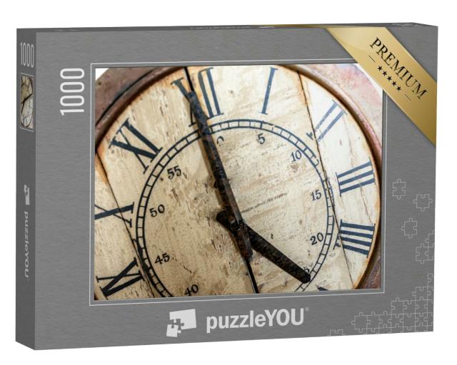 Puzzle 1000 Teile „Retro: Alte Vintage-Analoguhr mit Anzeige, fünf Uhr, hölzerner Hintergrund“