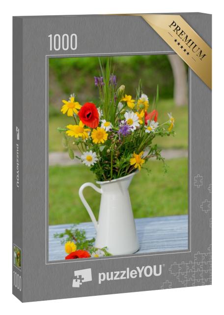 Puzzle 1000 Teile „Wildblumenstrauß in weißem Krug auf blauem Vintage-Holztisch“