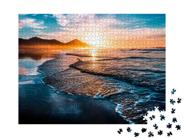 Puzzle 1000 Teile „Sonnenuntergang über sanften Wellen am Strand“