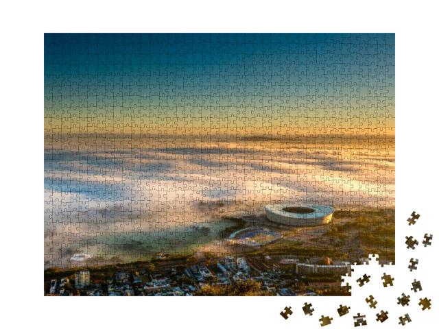 Puzzle 1000 Teile „Nebliger Sonnenaufgang über dem Stadtion von Kapstadt, Südafrika“