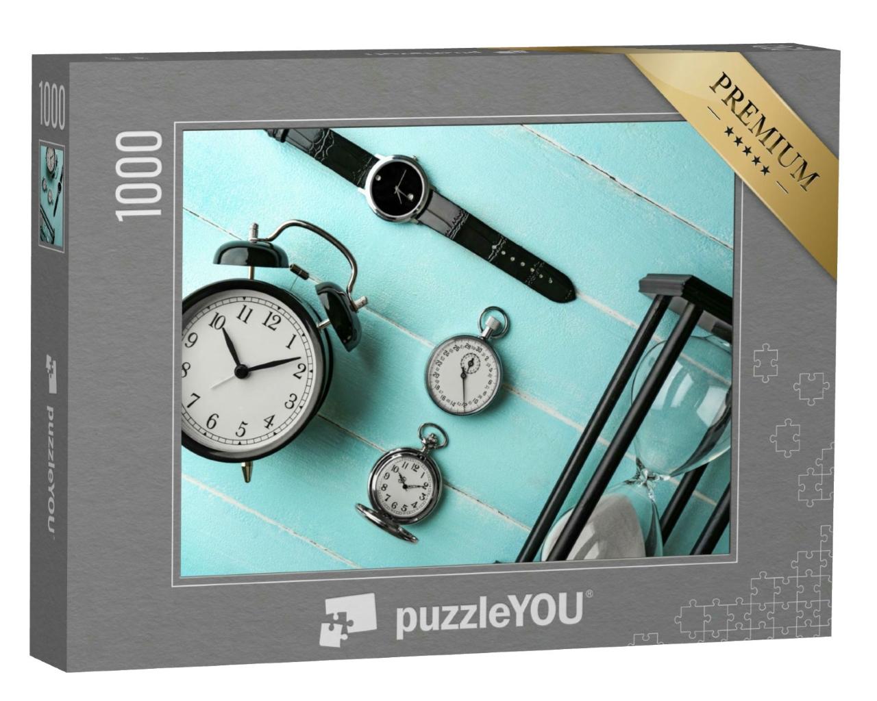 Puzzle 1000 Teile „Verschiedene Uhren auf einem hellblauen Tisch, Taschenuhr, Sanduhr, Wecker“
