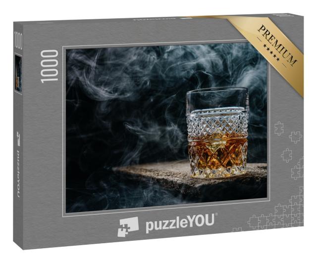 Puzzle 1000 Teile „Ein Glas Whiskey mit Eis auf einem Holztisch, umgeben von Rauch“