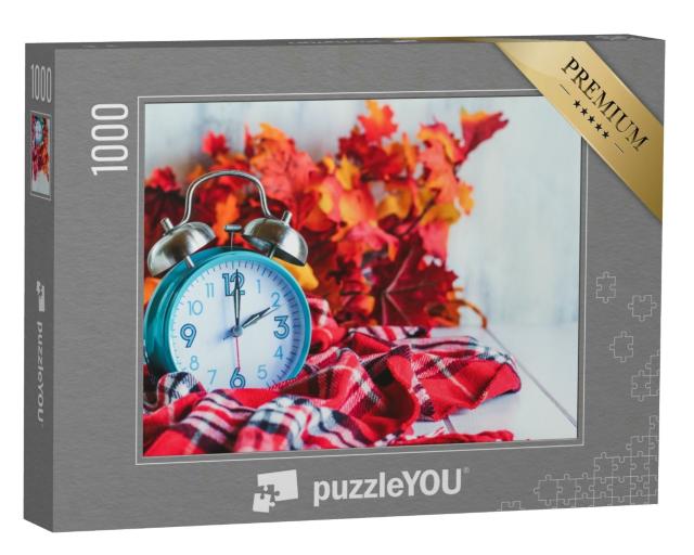 Puzzle 1000 Teile „Herbst: blauer Retro-Wecker, Zeitumstellung, bunte Blätter, Schal“