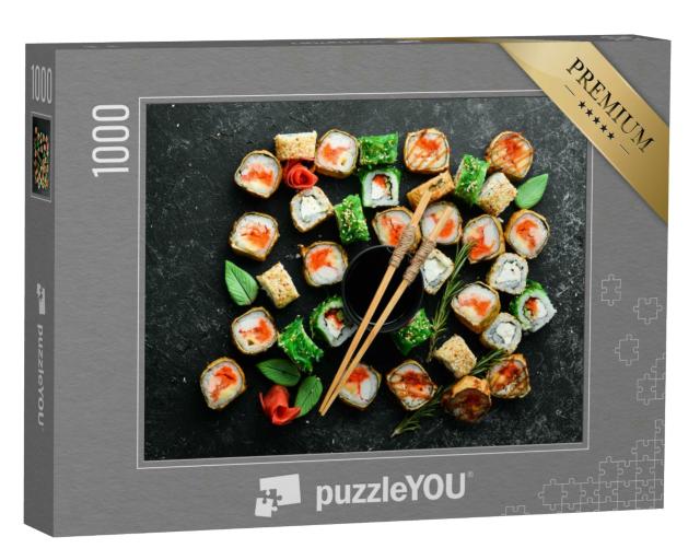 Puzzle 1000 Teile „Sushi-Rollen mit Meeresfrüchten auf einer schwarzen Steinplatte, Ansicht von oben“
