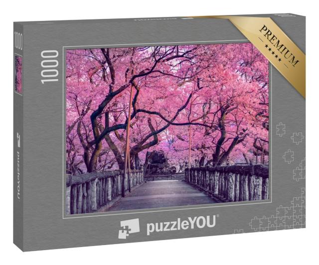 Puzzle 1000 Teile „Wunderschöne Kirschblüte über einer alten Holzbrücke, Japan“