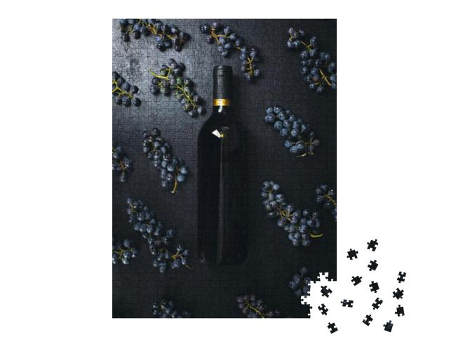 Puzzle 1000 Teile „Wein in einer Flasche liegt auf einem dunklen Hintergrund mit Trauben verziert“