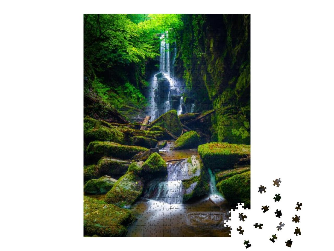 Puzzle 1000 Teile „Außergewöhnlicher Blick auf einen Wasserfall: Dagpinar-Wasserfälle, Bursa, Türkei“