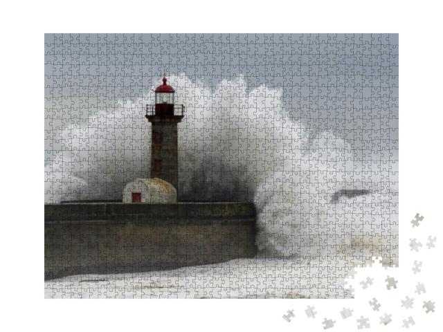 Puzzle 1000 Teile „Wellen brechen über einen Leuchtturm“