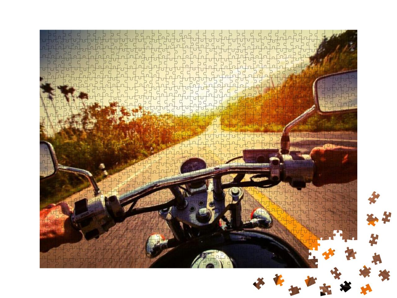 Puzzle 1000 Teile „Motorradfahrer mit freier Fahrt auf leerer Straße“